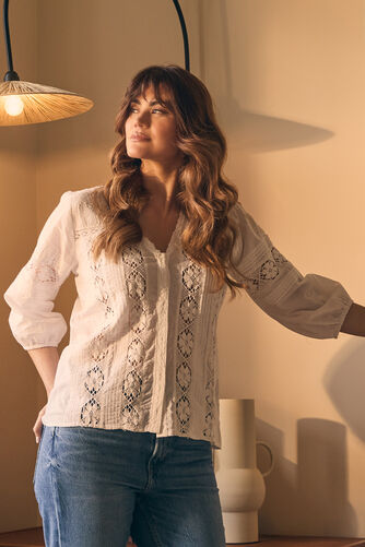 Izabel London – Lace Trim 3/4 Sleeve V-Neck Blouse